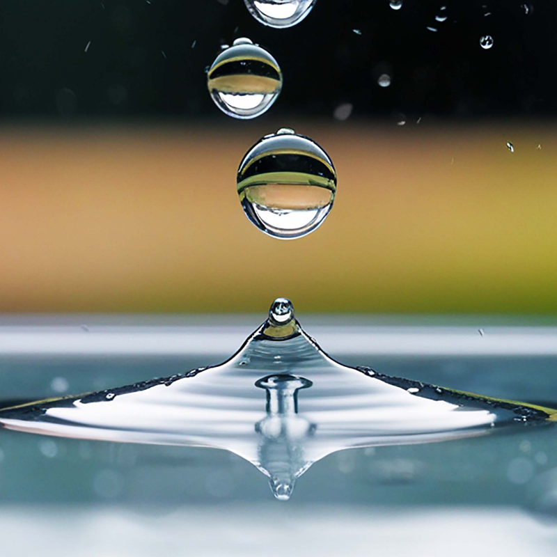 Hormonelle Balance ganzheitlich aufbauen Wassertropfen als Symbol für hormonelle Balance, Regulation und kleine Schritte